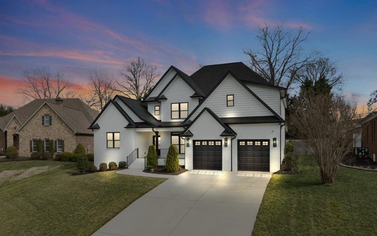 Wallace Luxury Spotlight | 2014 Legacy Lane Maryville, TN 37803