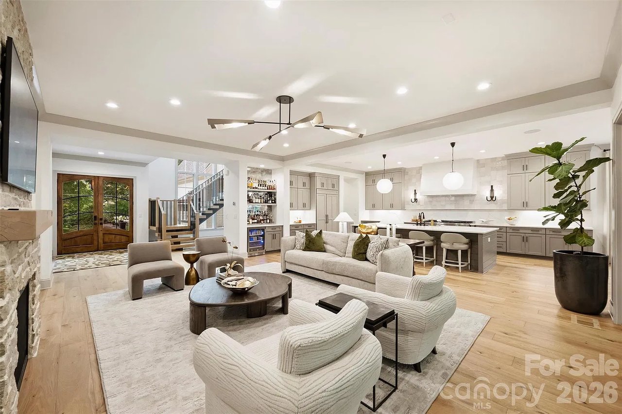 1525 Lynway Dr