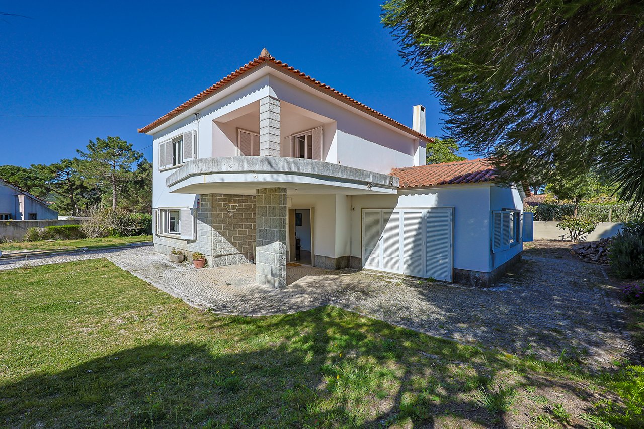 Spacious 5-Bedroom Villa with Expansive Garden Near Sintra in Colares