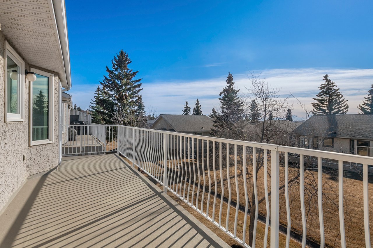 222 Arbour Cliff Close NW