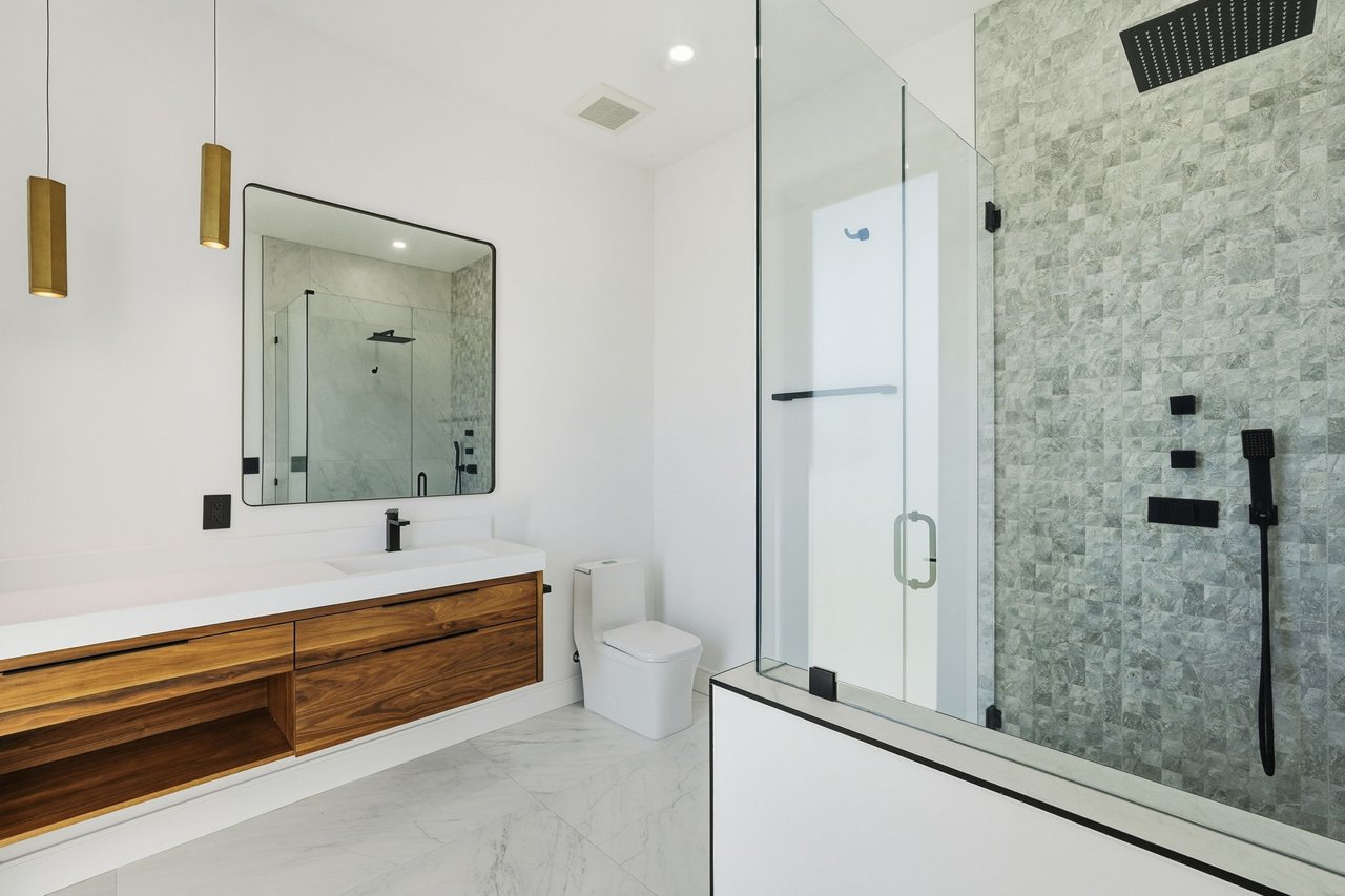 3106 N VALENCIA Lane