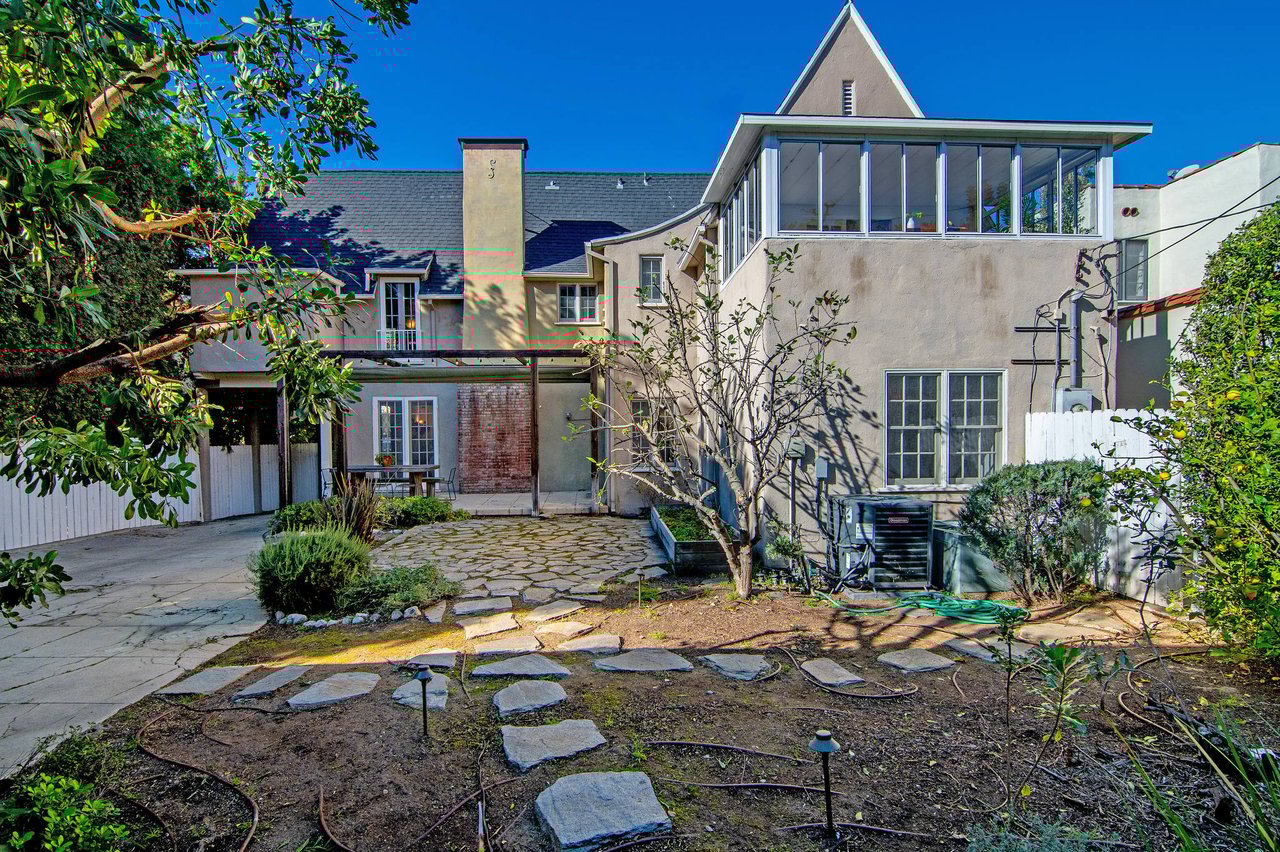 1626 N Orange Grove Ave