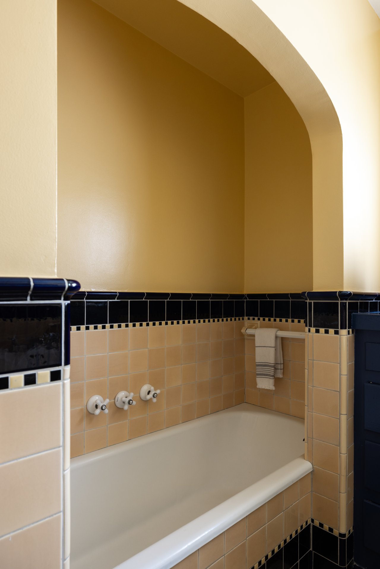 851 Masselin Ave, Miracle Mile