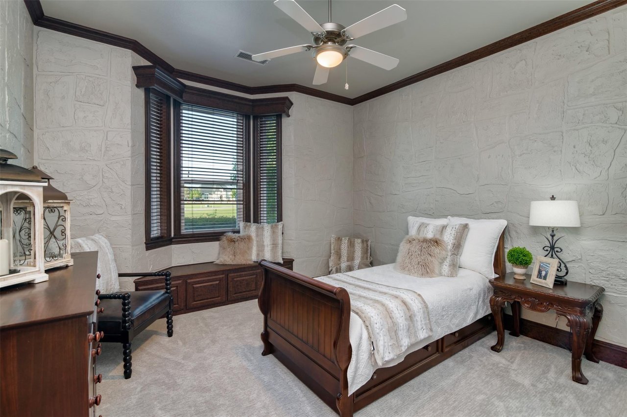 Exquisite Estate On 2.5 Acres - Heath, TX