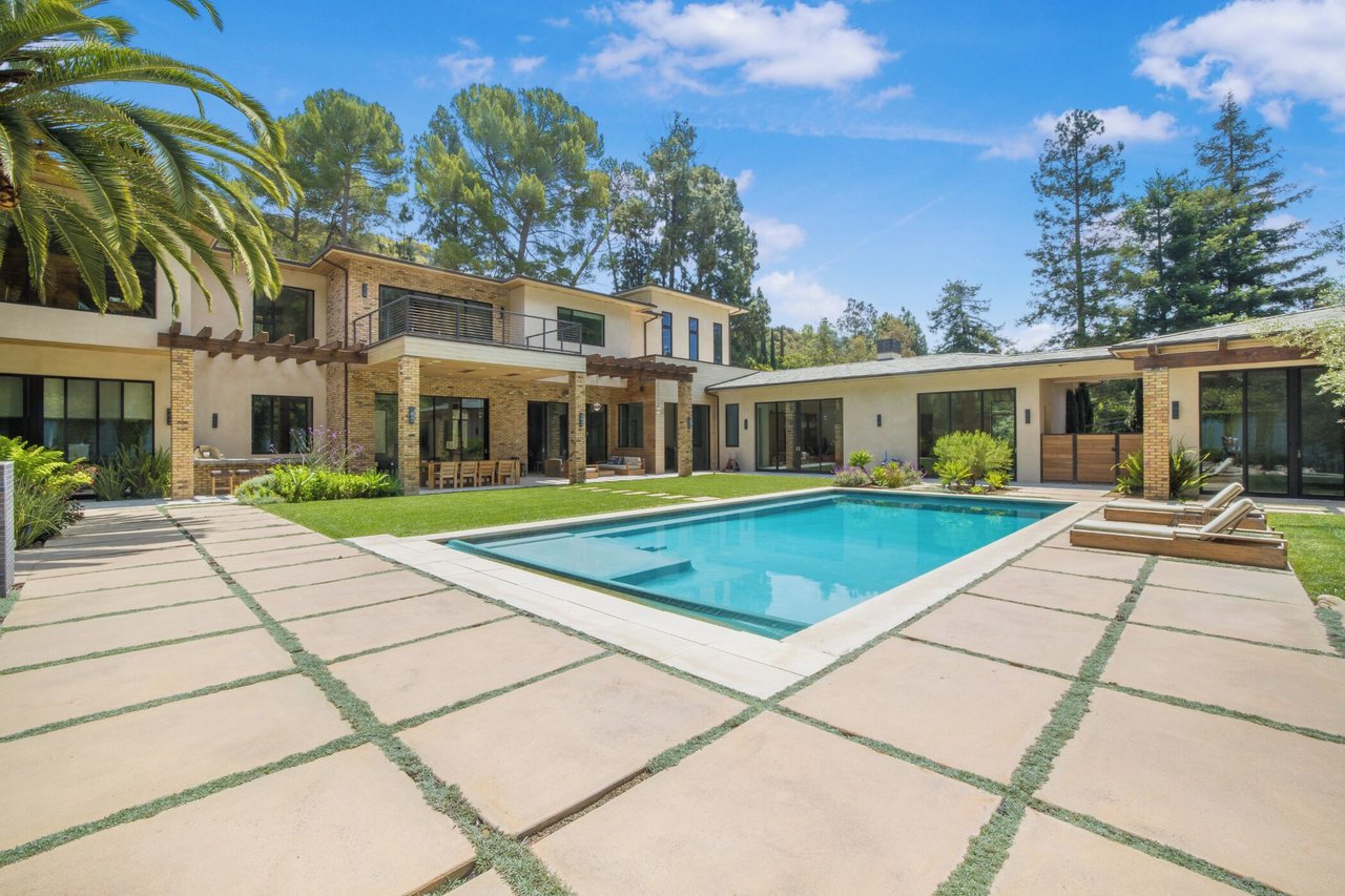 Bowmont Dr, 90210