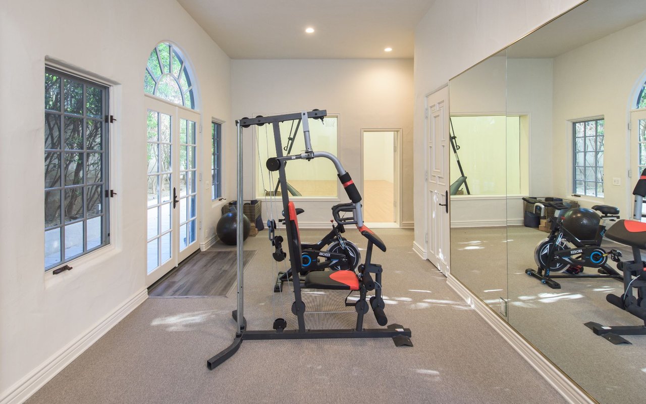 1275 Benedict Canyon Dr