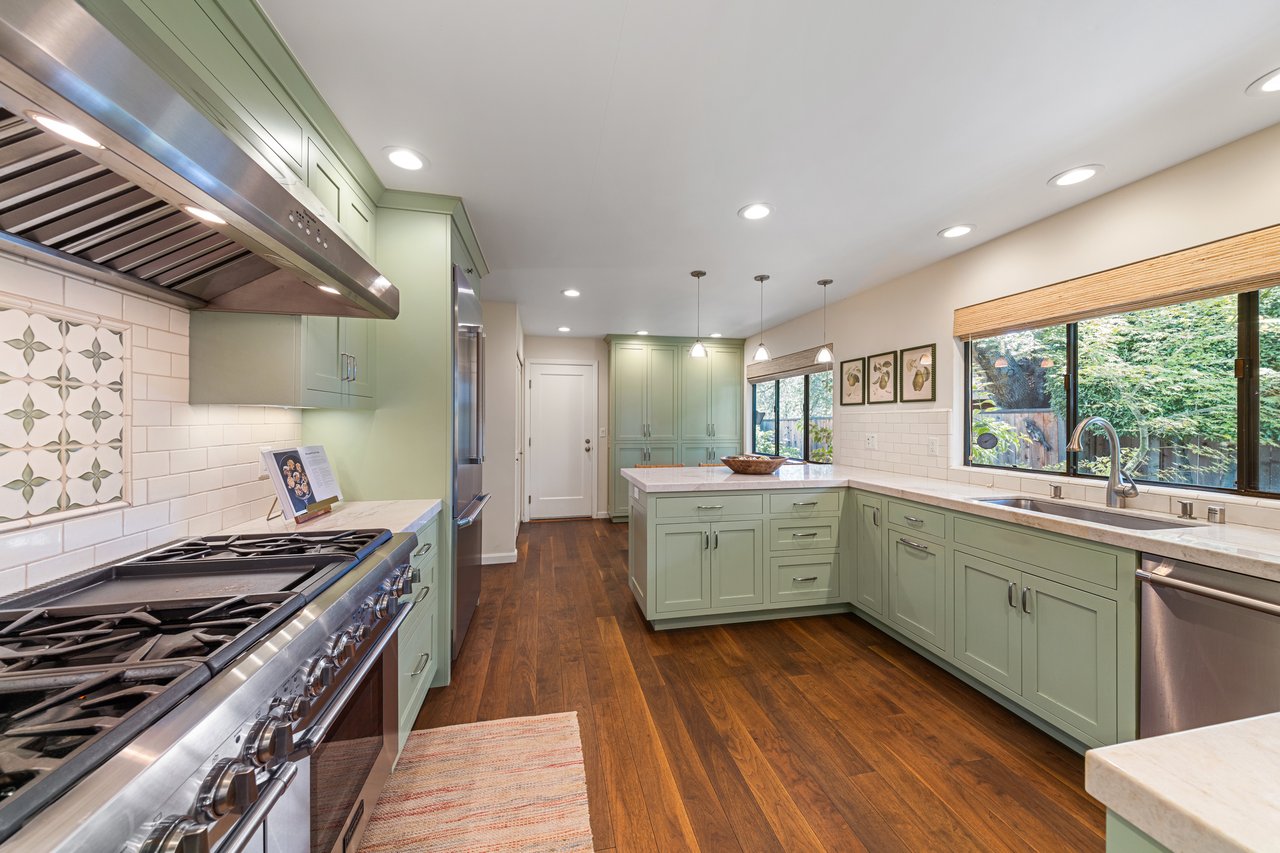 Inviting and Updated - Picturesque Grounds