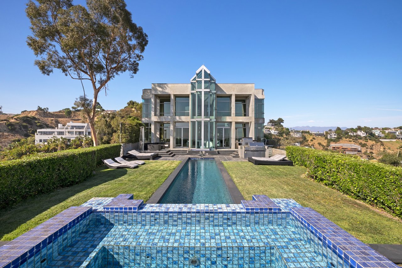 2260 Sunset Plaza Dr