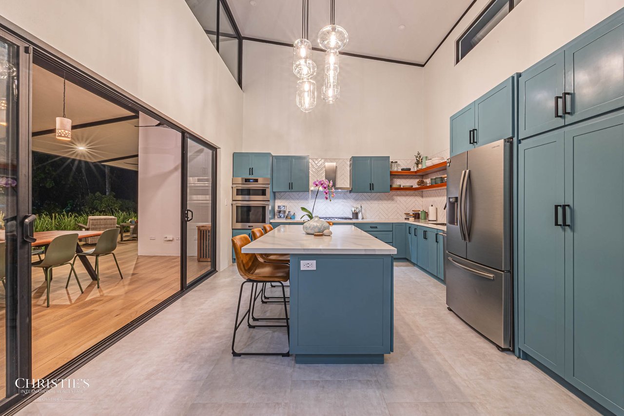 Contemporary Mountain View Villa – 10 Minutes to Playa Dominical