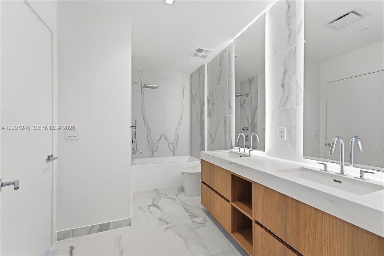 casa-bella-residences-miami-fl-condo-for-sale-living-bathroom