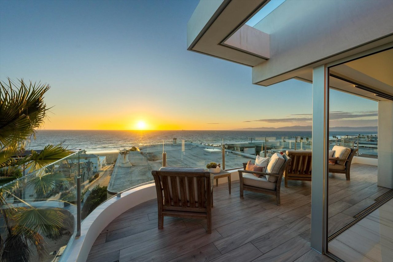  Steps from the Sand & Panoramic Views in Manhattan Beach