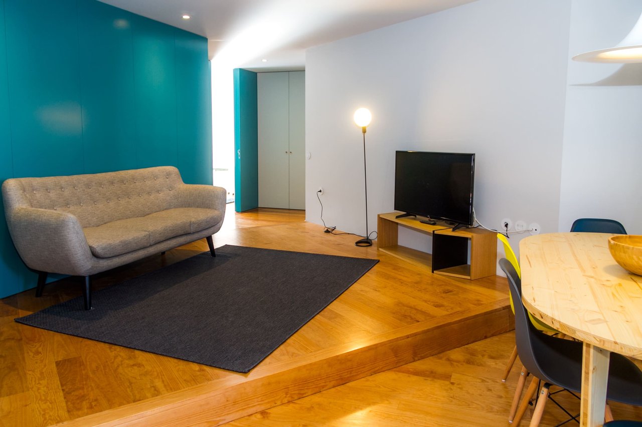 Elegant 3-Bedroom Apartment with AL License and Terrace in Central Porto