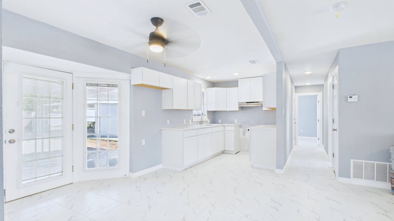 2210 Country Club Dr