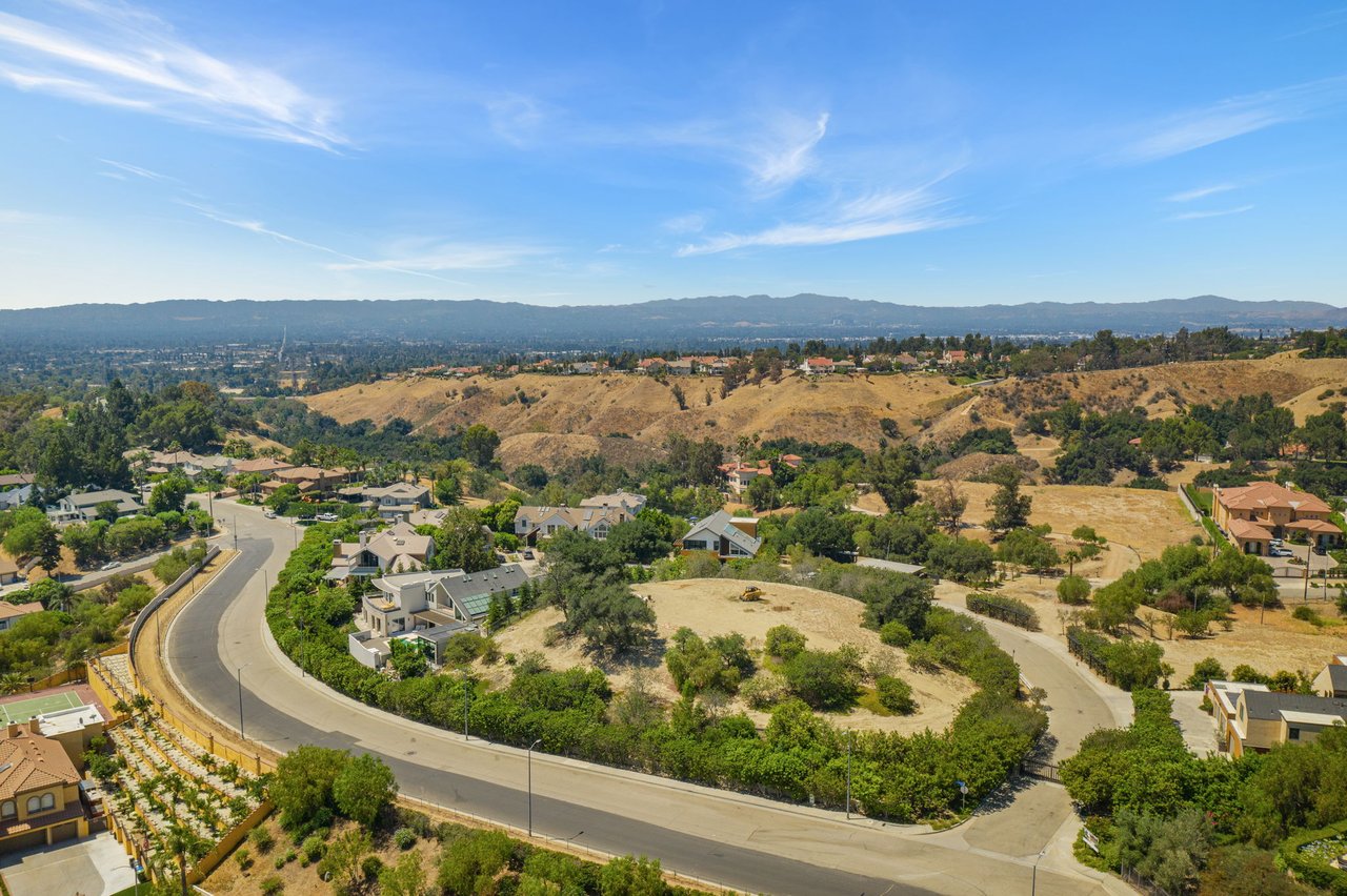 18160 Knoll Hill