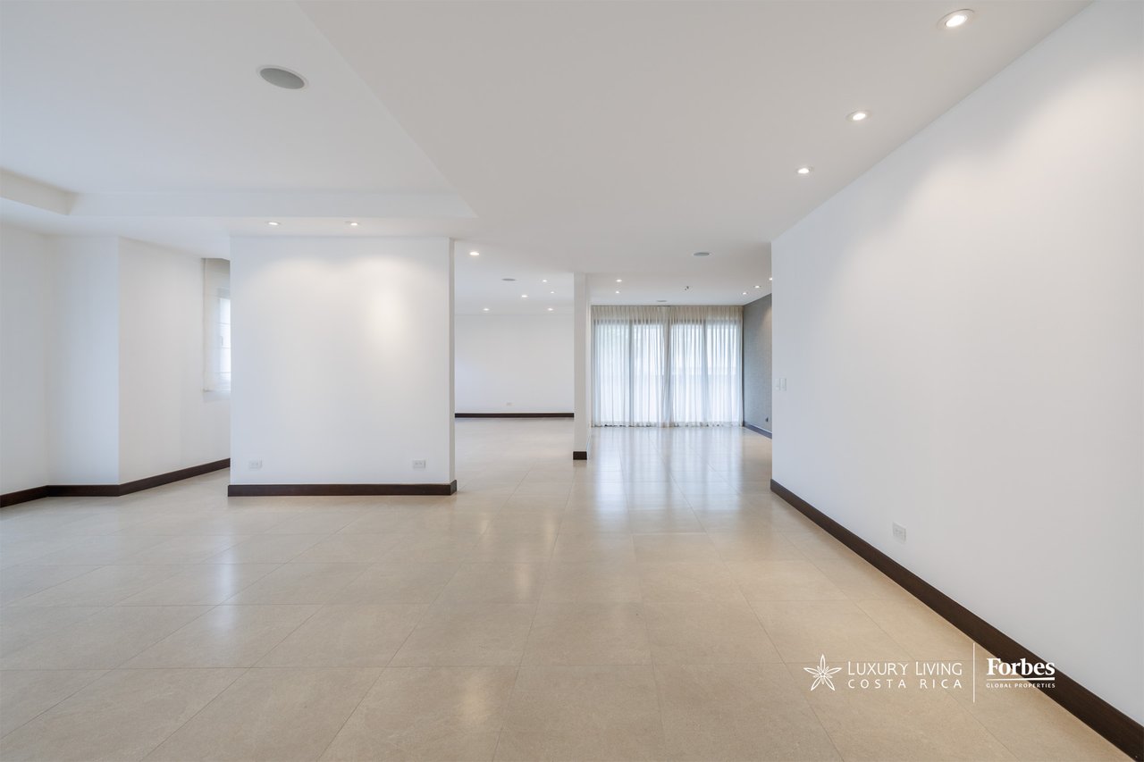 21475 - Modern apartment, 4 bedrooms + maid's quarters in Escazu for sale and rent