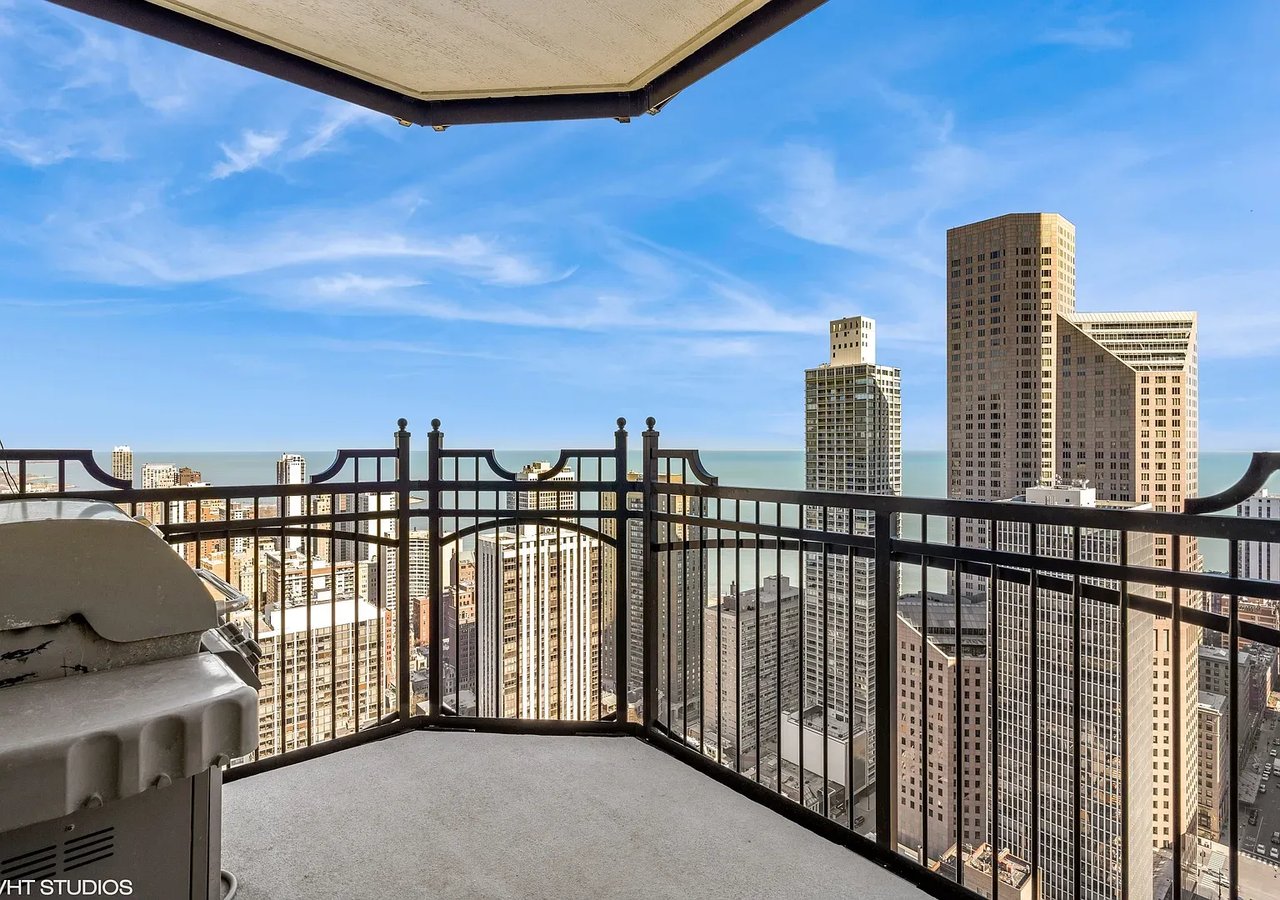 11 E Walton St APT 4202