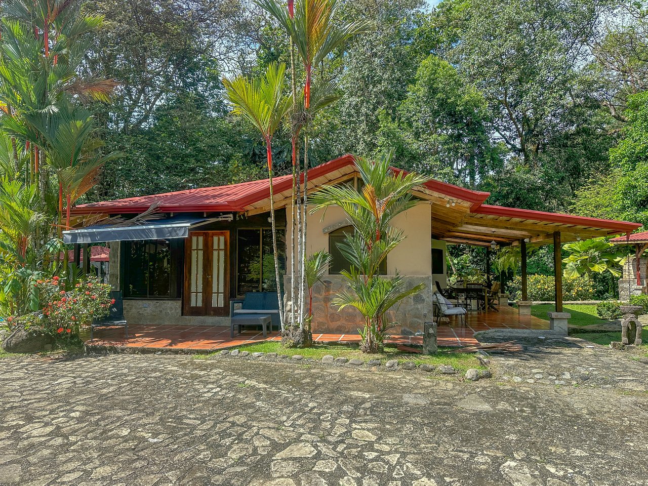 A riverfront 3-bed home on a large property In Ojochal, Costa Rica