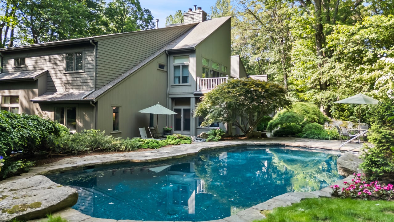 17 Eastwoods Road