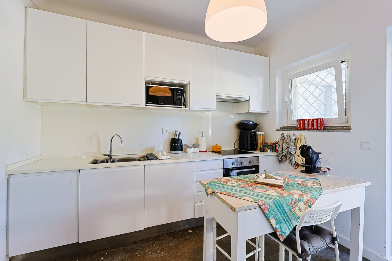 Spacious 5-Bedroom Villa with Expansive Garden Near Sintra in Colares