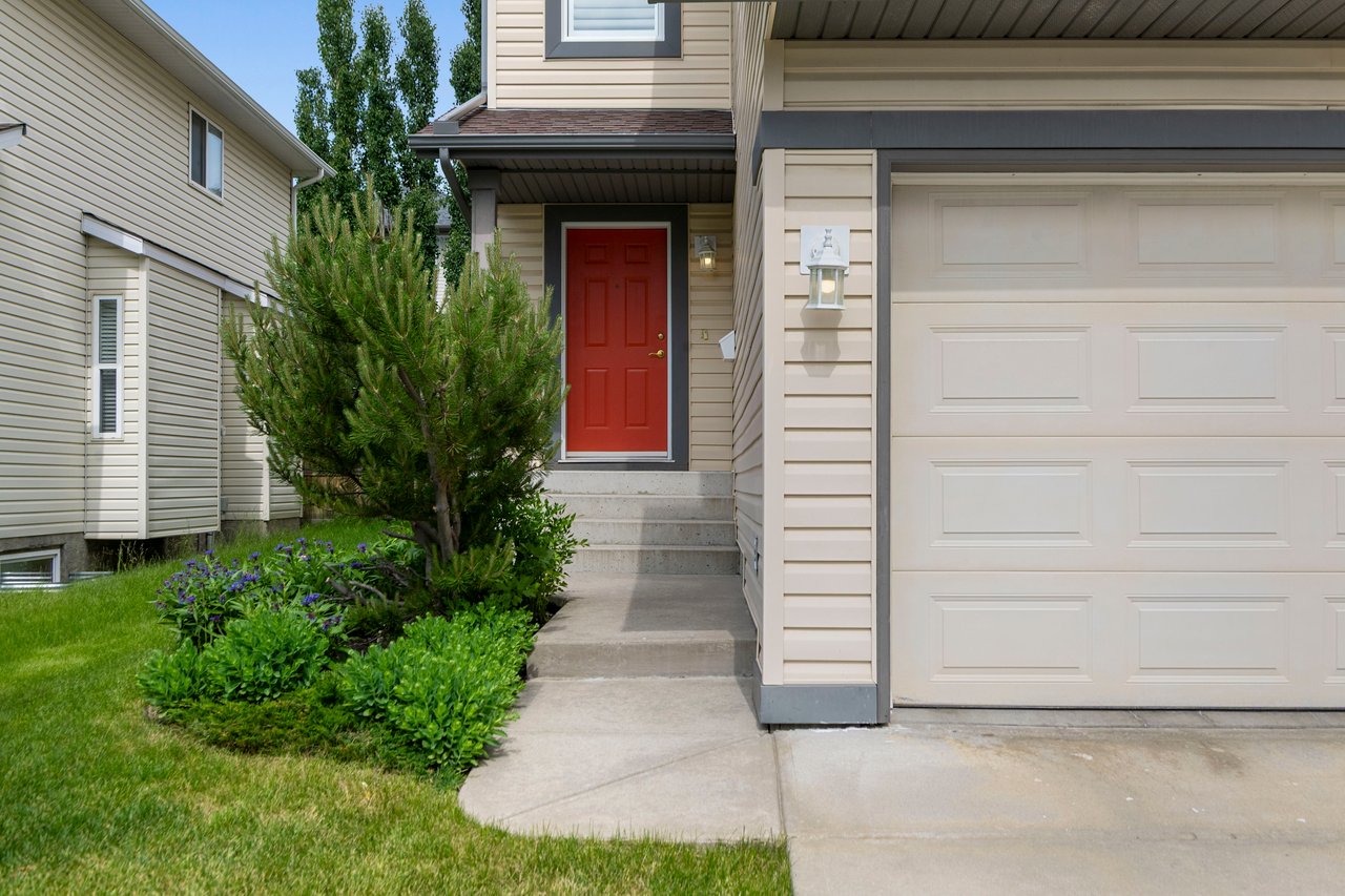 146 Rocky Ridge Close NW