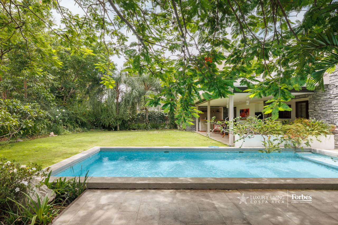 21465 - Modern 6 bedroom house with pool, garden and terrace front golf course