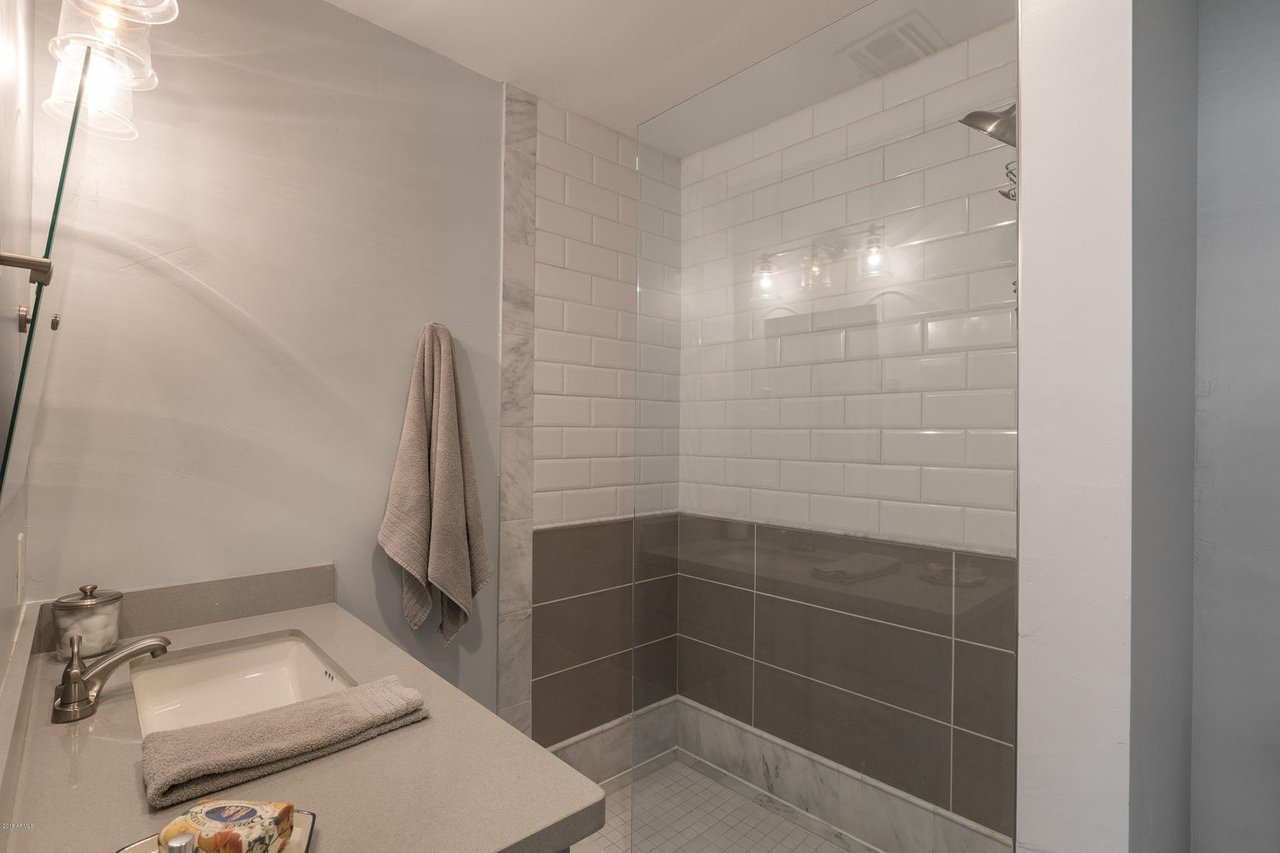 4009 E AVALON Dr