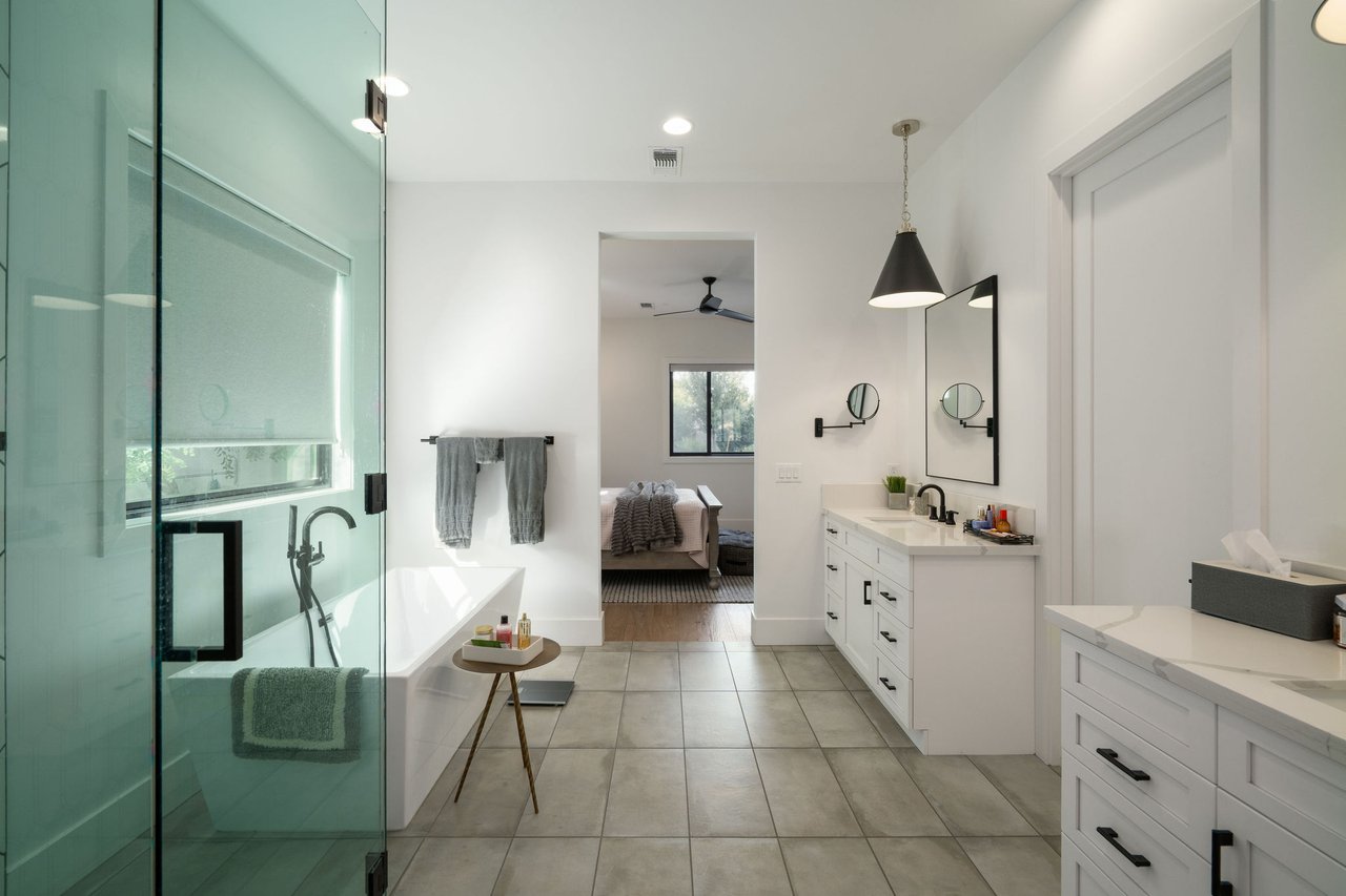 3226 E GLENROSA Avenue