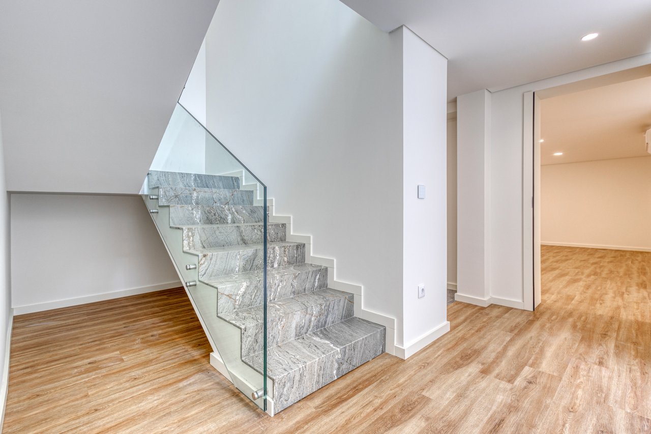 Contemporary 3-Bedroom Luxury Villa with Pool and Large Basement in Palmeira, Braga