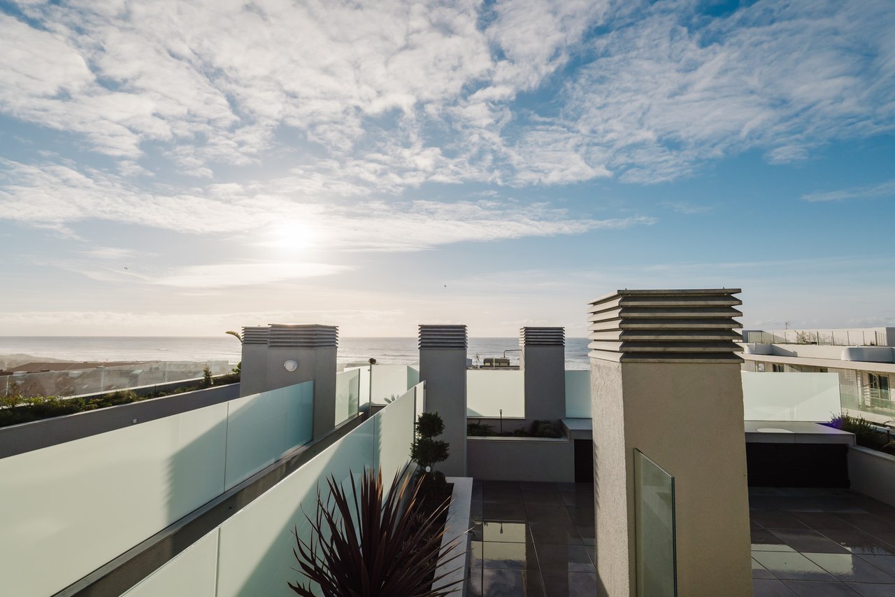 Luxurious 4-Bedroom Sea-View Apartment with Expansive Terrace and Parking in Vila Nova de Gaia