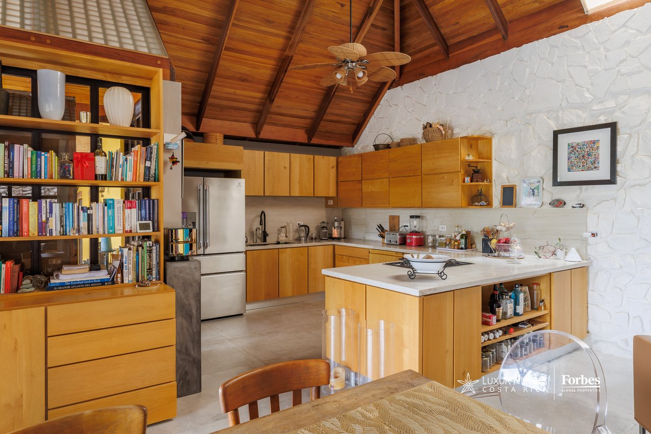 21476 - House: Balinese-Inspired Luxury Home for Sale in Atenas