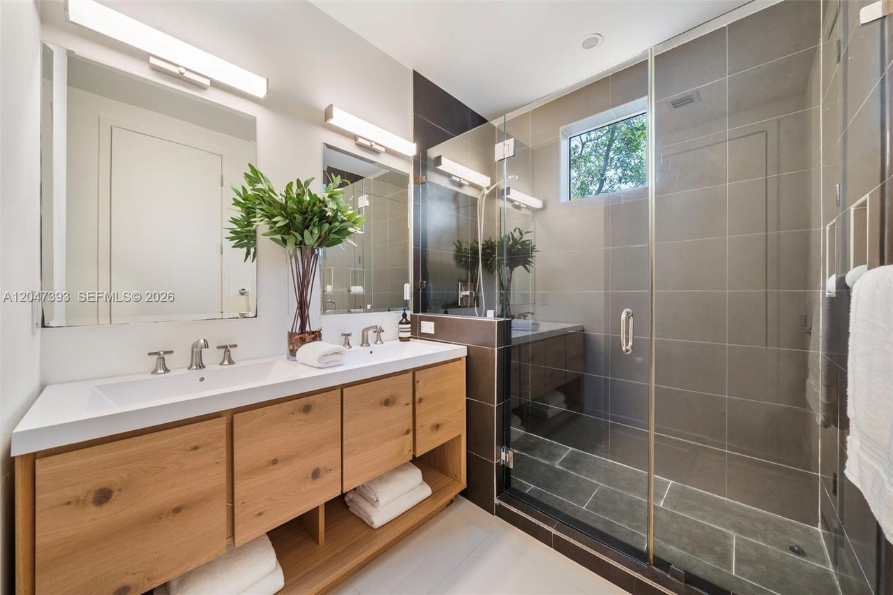 3253-mcdonald-street-miami-fl-home-sold-bathroom