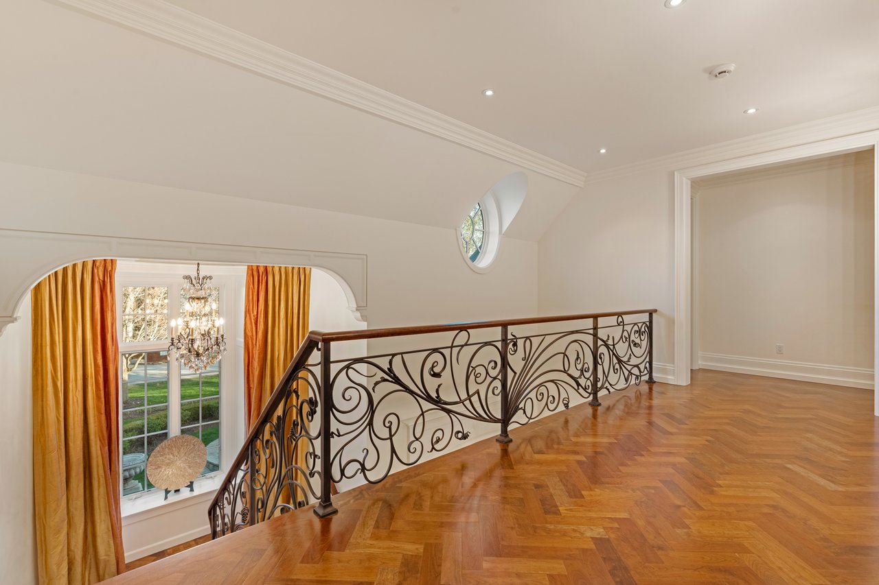 1081 Argyle Drive, Oakville