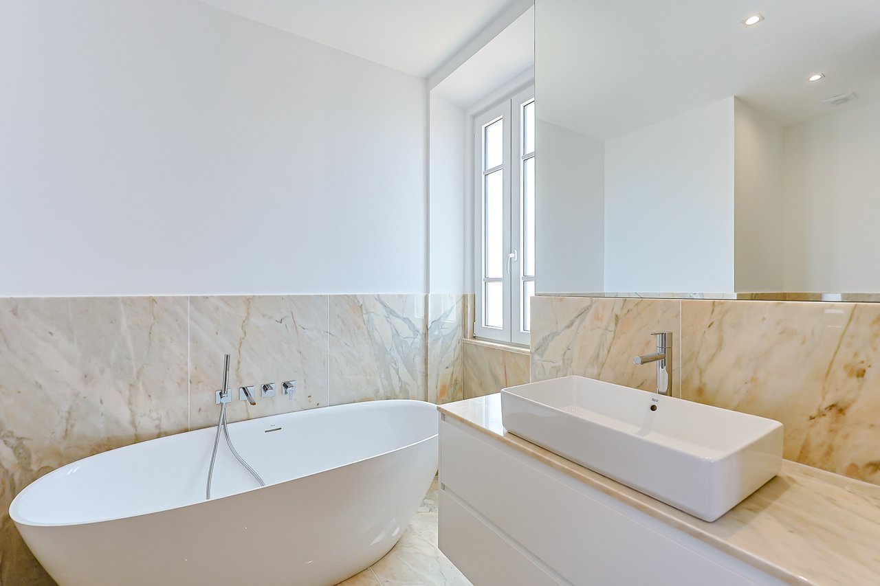 3 Bedroom Duplex with Sea View, Balcony & Private Lift in Monte Estoril