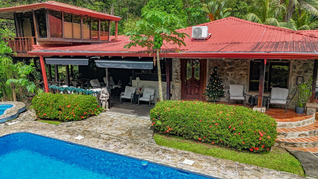 A riverfront 3-bed home on a large property In Ojochal, Costa Rica