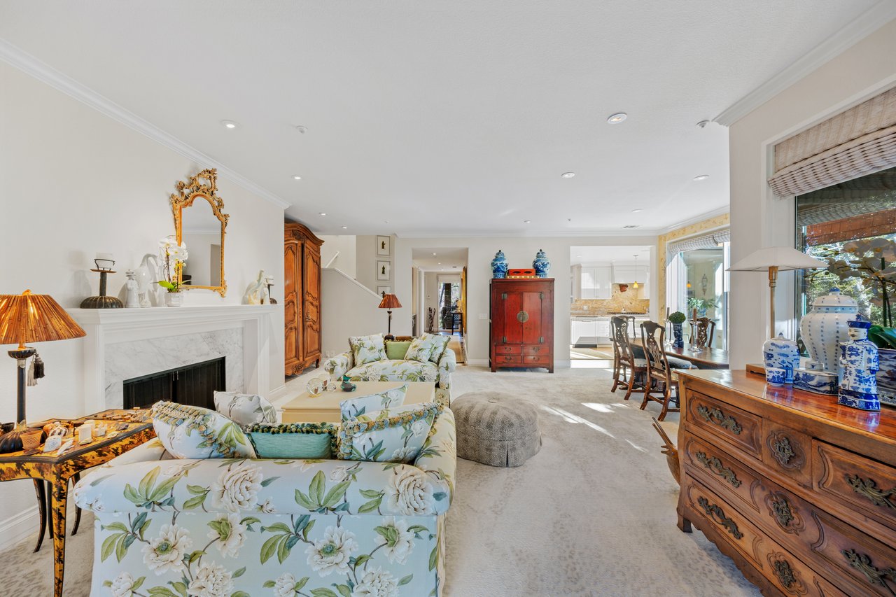 Luxurious End Unit in Point Tiburon