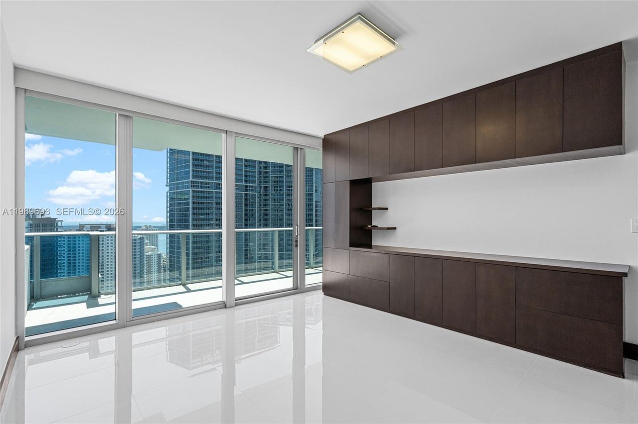 200-biscayne-blvd-way-3707-miami-condo-for-sale-living-area