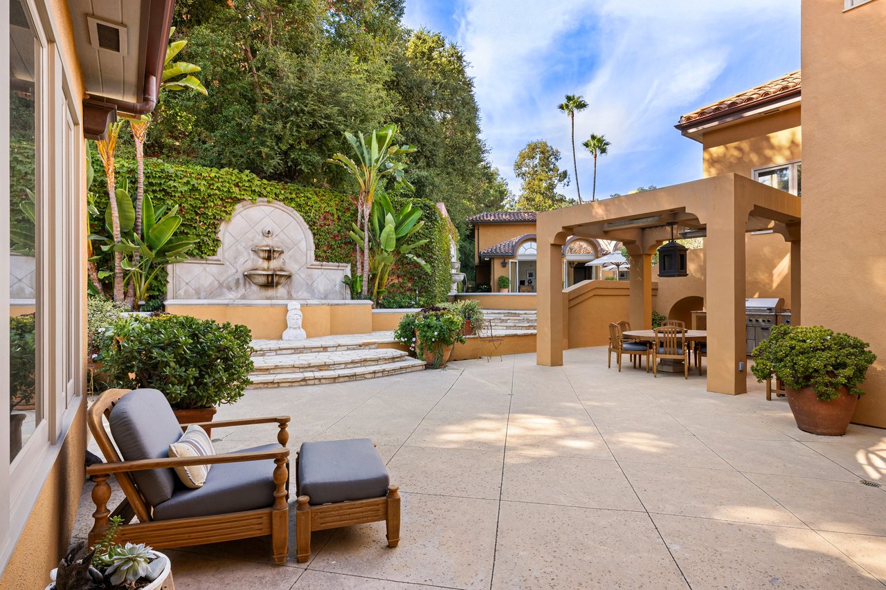 2719 Benedict Canyon Drive