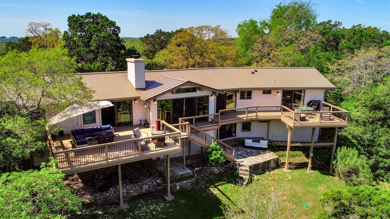 Hilltop Retreat with Panoramic Views