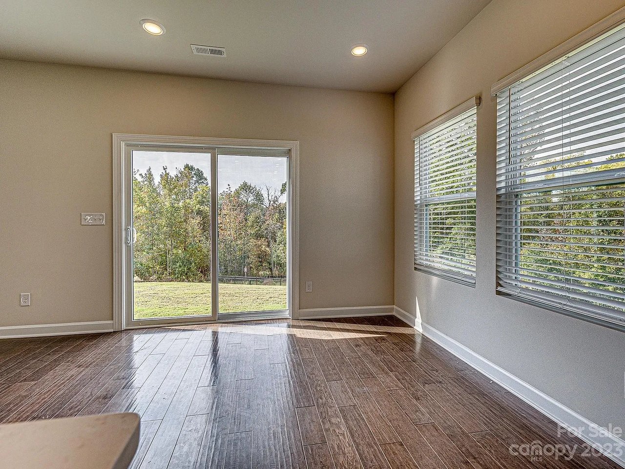 664 Citriadora St