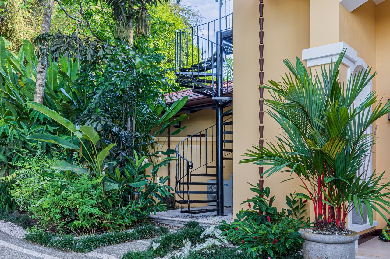 Nido Escondido, Playa Dominical