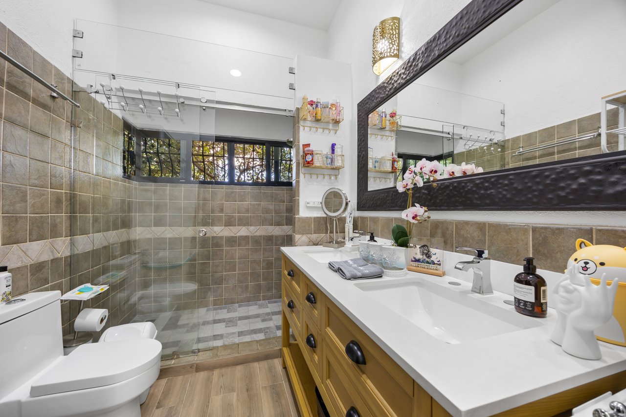 Casa Brillante & Casita Cinco Playas | Modern Home with Guest Casita, Pool & Mountain Views in Huacas