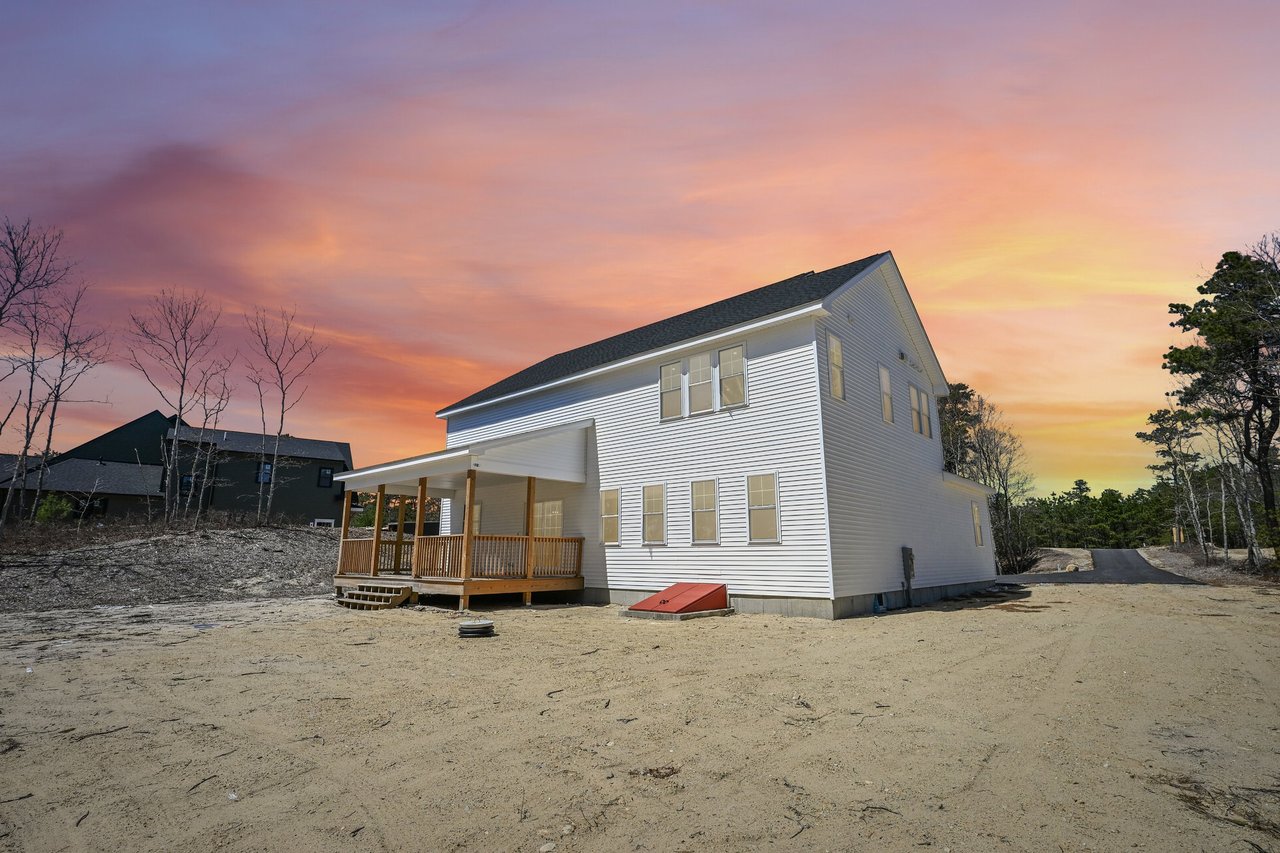 33 Seabiscuit Dr, Plymouth, MA 02360