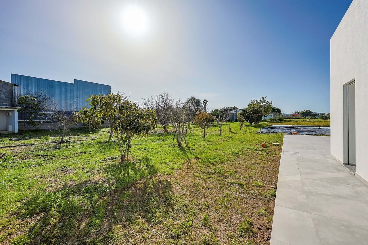 Luxurious 5-Bedroom Home with Pool and Panoramic Views Near Lisbon