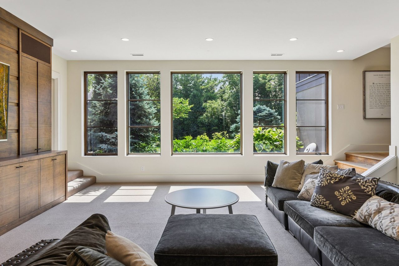 8 Circle W, Edina