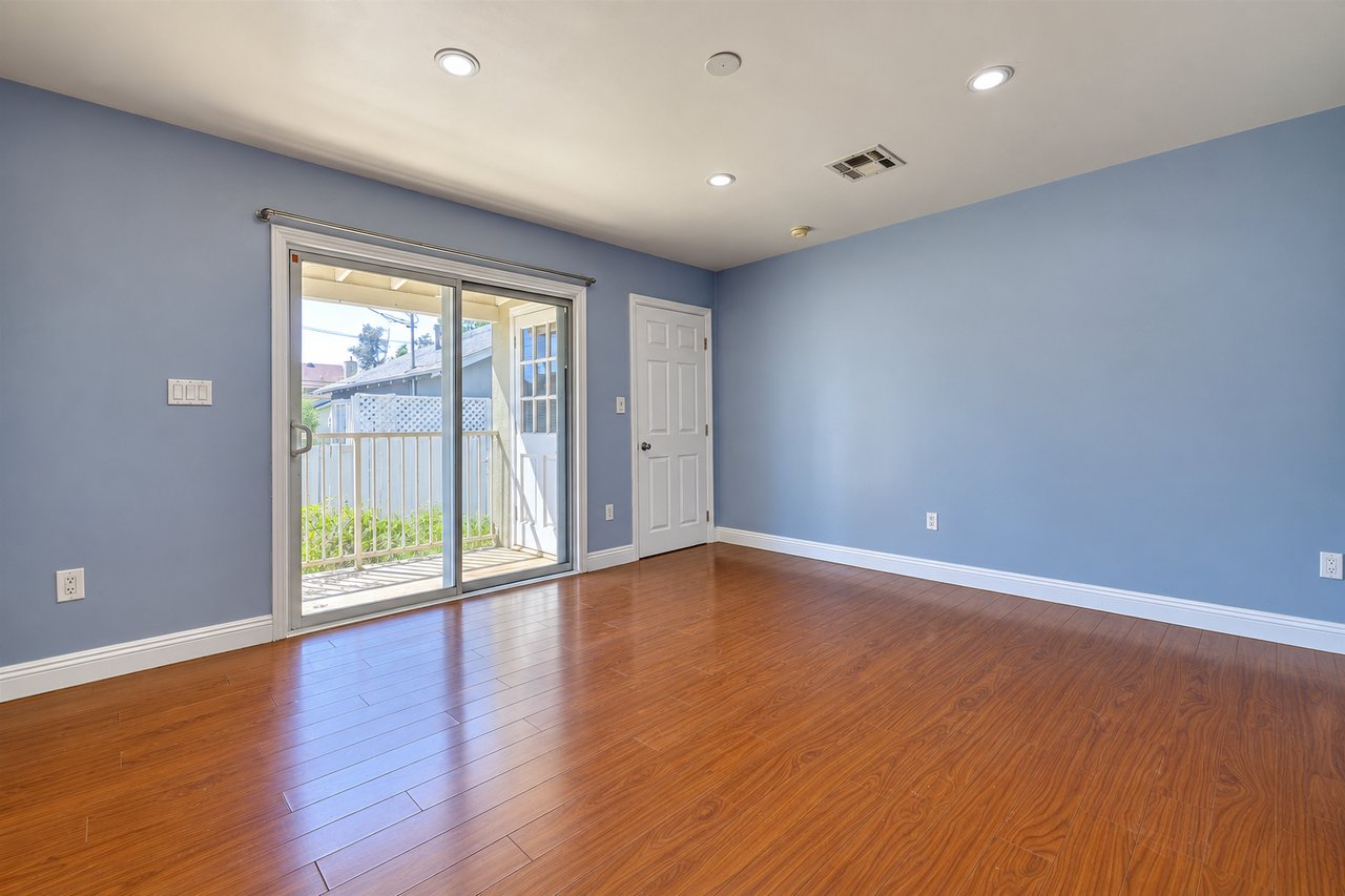 512 E Tujunga Ave