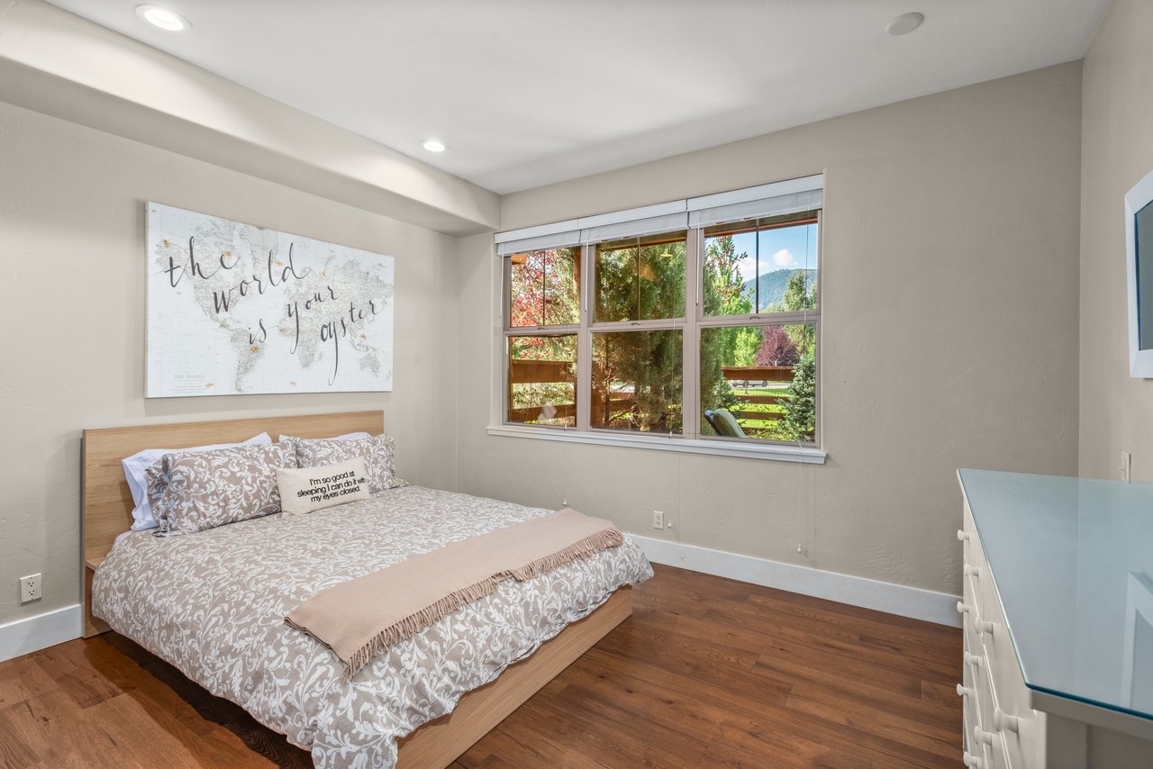 Warm & Inviting Willits Townhome