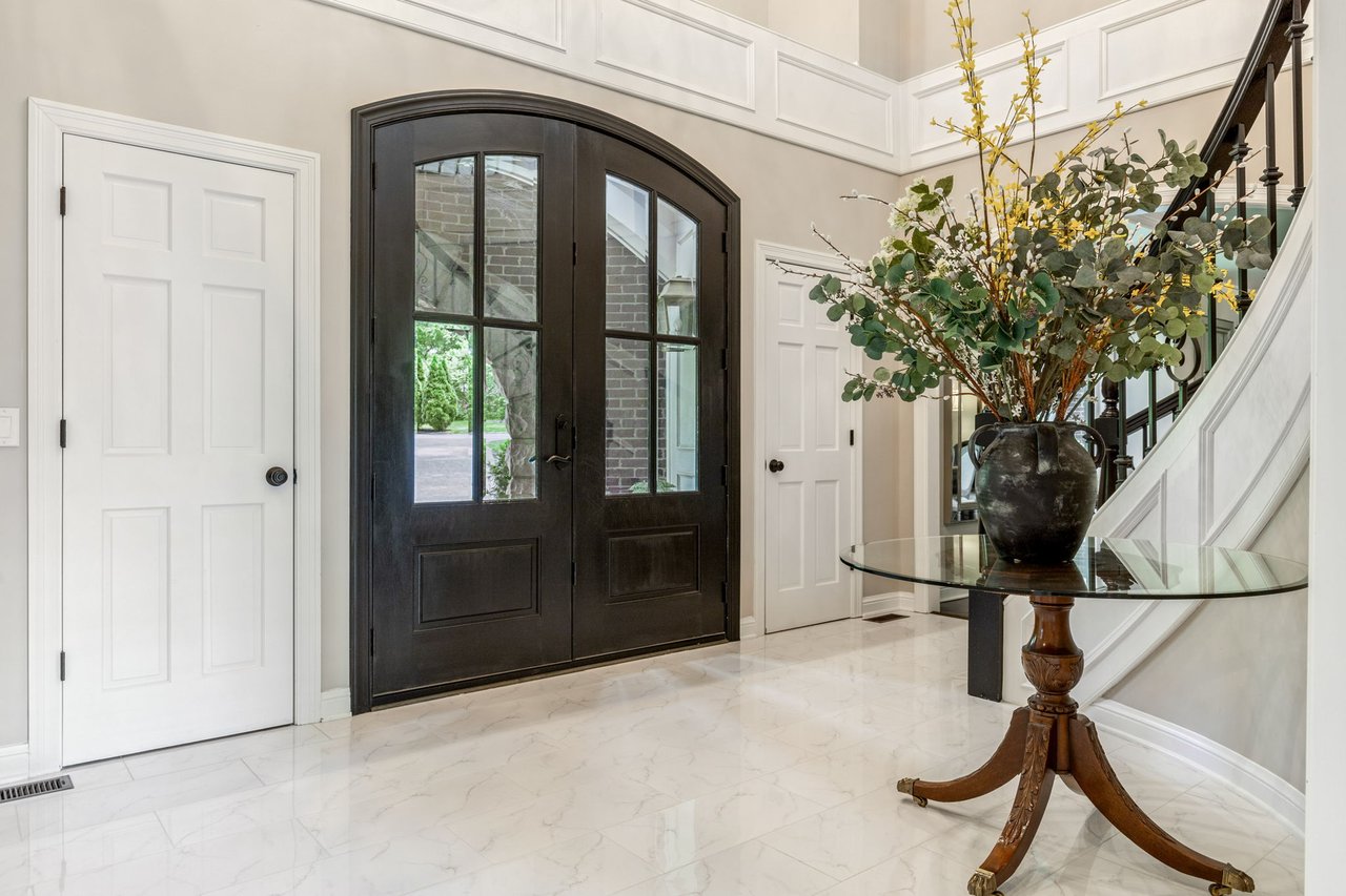 11 Lake Forest Court W