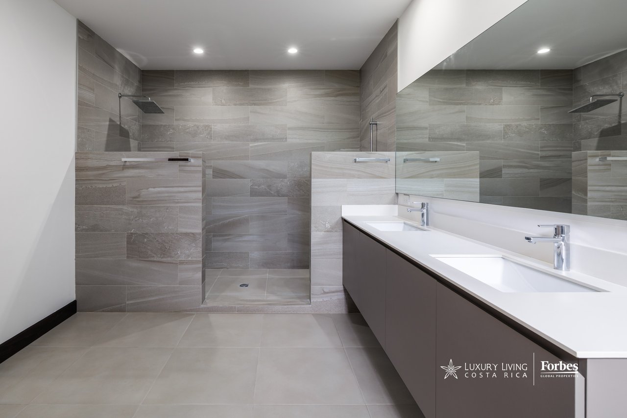 21475 - Modern apartment, 4 bedrooms + maid's quarters in Escazu for sale and rent