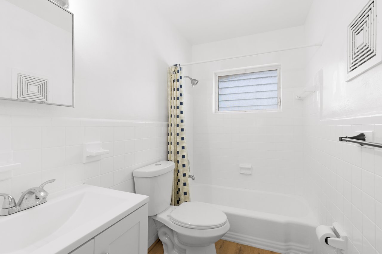 🌊 Waterfront One-Bedroom with Balcony – Miami Beach Lifestyle!