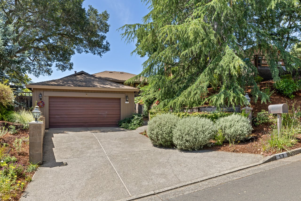 Inviting and Updated - Picturesque Grounds